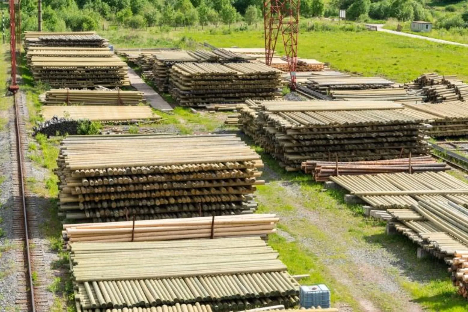 Склад готовой продукции вдоль путей, козловой кран